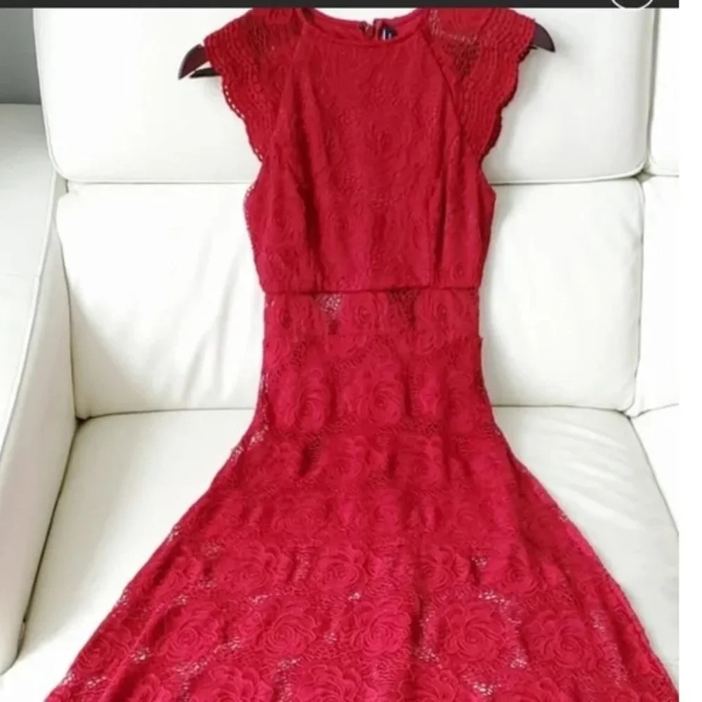 🌹🌹Marciano Red Lace Reveal and Conceal Maxi Dress🌹🌹 - Picture 4 of 8